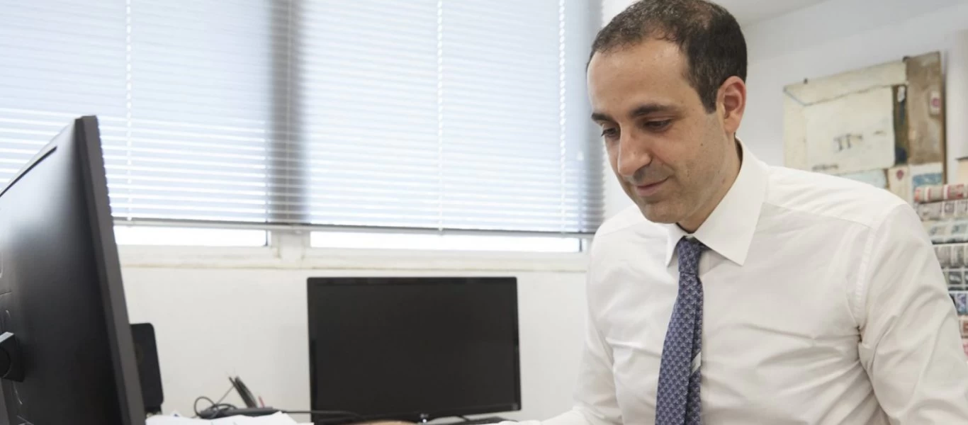 «Έσπασε τα κοντέρ»: Ο υπουργός που παίρνει τα... περισσότερα retweets από το δεξί χέρι του πρωθυπουργού